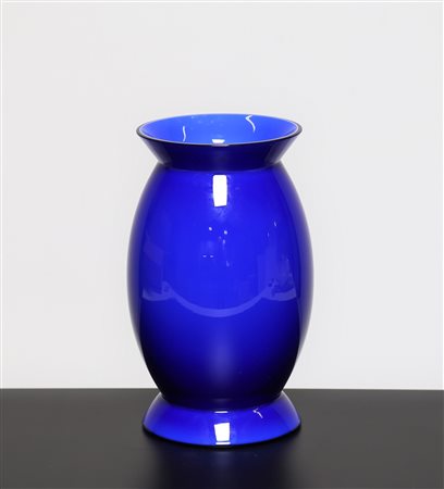 MENDINI ALESSANDRO (n. 1931) Vaso in vetro murano incamiciato, per Venini...