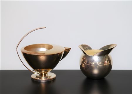 MUNARI CLETO Coppia lattiere in argento, marchio e punzoni presenti. -. ....