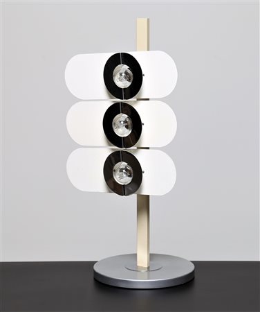 MANIFATTURA ITALIANA Lampada da tavolo in metallo laccato e cromato, anni 60....