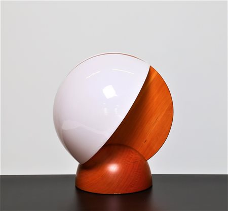 MANIFATTURA ITALIANA Lampada da tavolo in legno e perpex, anni 70. -. Cm...