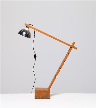 MANIFATTURA ITALIANA Lampada da tavolo in legno e metallo cromato, anni 60....