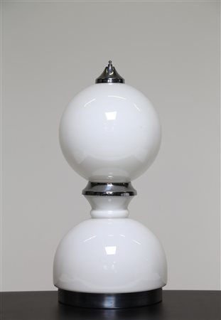AV MAZZEGA Lampada da tavolo in vetro opalino e metallo cromato, anni 60. -....