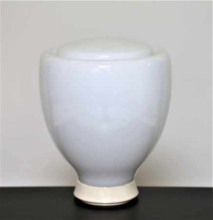 SALOCCHI CLAUDIO (1934 - 2009) Lampada da tavolo in metallo laccato e vetro...