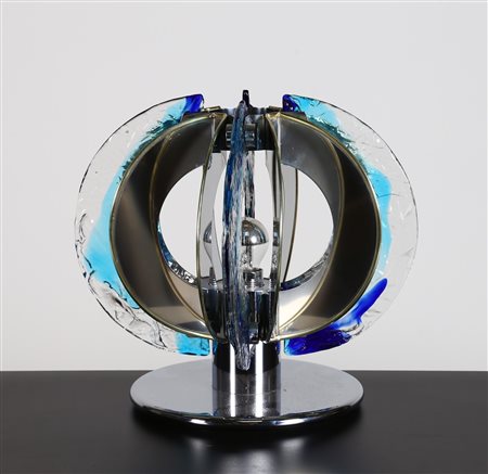 BROTTO ANGELO (1914 - 2002) Lampada da tavolo in metallo cromato e vetro,...