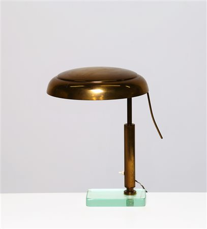 MANIFATTURA ITALIANA Lampada da tavolo in ottone e cristallo, anni 50. -. Cm...