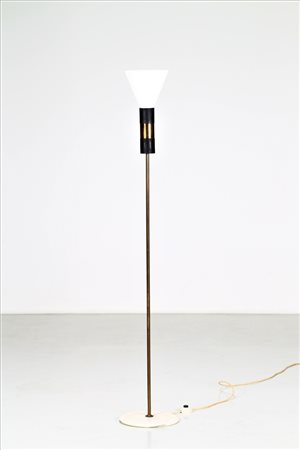 STILNOVO Lampda da terra in metallo laccato ottone e vetro satinato, anni 60....