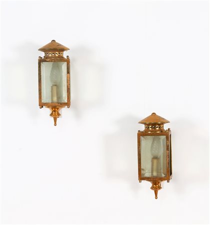 MANIFATTURA ITALIANA Coppia appliques in ottone e vetro, anni 40. -. Cm 10,00...