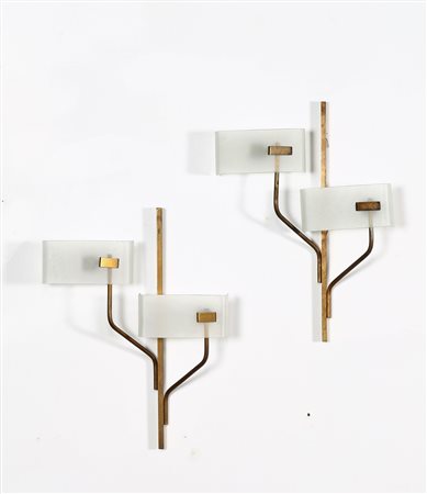 LUMI MILANO Coppia di appliques in ottone e vetro zigrinato. Anni'40. . ....