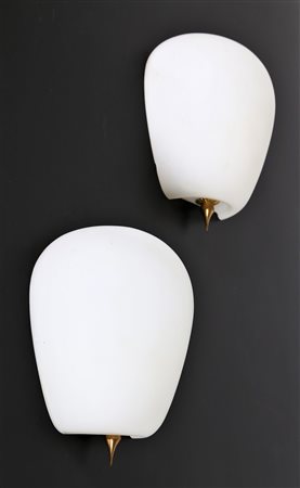 ARREDOLUCE Attrib. Coppia di applique in vetro opalino e ottone, anni 50. -....