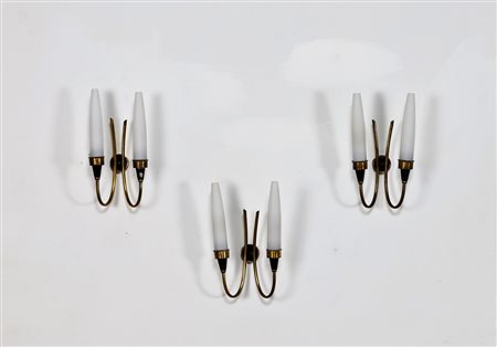 ARREDOLUCE Tre appliques in ottone e vetro opalino, anni 50. -. Cm 18,00 x...