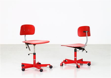 MANIFATTURA ITALIANA Coppia di sedie girevoli, in metallo e legno laccato,...