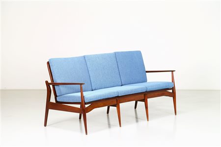 KOFOD-LARSEN Attrib. Divano in mogano e tessuto, anni 60 . -. Cm 173,00 x...