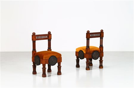 BUGATTI CARLO Attrib. Coppia di poltroncine in noce intagliato, legno...