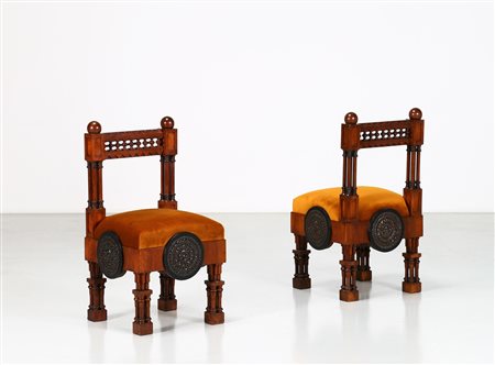 BUGATTI CARLO Attrib. Coppia di poltroncine in noce intagliato, legno...