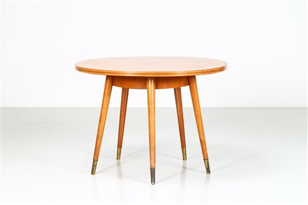 MANIFATTURA ITALIANA Tavolo tondo in ciliegio con puntali in ottone, anni 50....