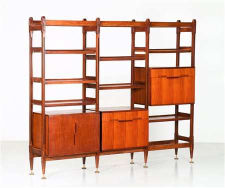 MANIFATTURA ITALIANA Libreria in teak con dettagli in ottone, anni 50. -. ....