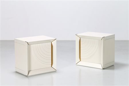 FRIGERIO DI DESIO Coppia di comodini in legno laccato e ottone, anni 60. -....