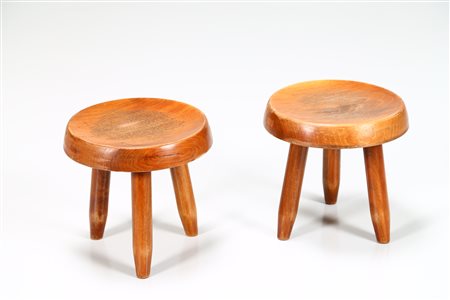 PERRIAND CHARLOTTE Attrib. Coppia di sgabelli in noce, anni 50. -. Cm 30,50 x...