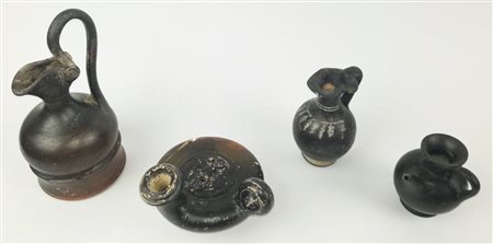 GRUPPO DI QUATTRO VASI A VERNICE NERA DATAZIONE IV-III SEC. A.C. Oinochoe a...