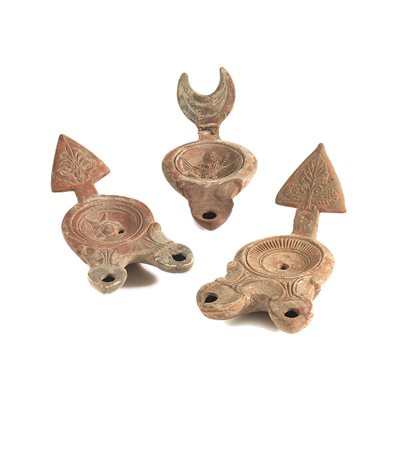 TRE LUCERNE FITTILI DATAZIONE: II-III sec. d. C. MATERIA E TECNICA: argilla...