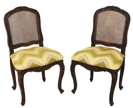 Lotto composto da 10 sedie in noce scolpite di cui 4 con seduta imbottita...