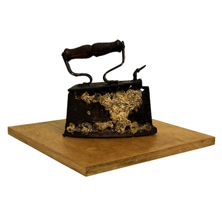 Daniel SPOERRI (Galati 1930-03-27 ) Ferro da stiro cotto 1970 ferro cm. 20 x...