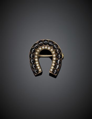 Spilla in oro giallo 333/1000 a ferro di cavallo con piccole perle e agate, g...