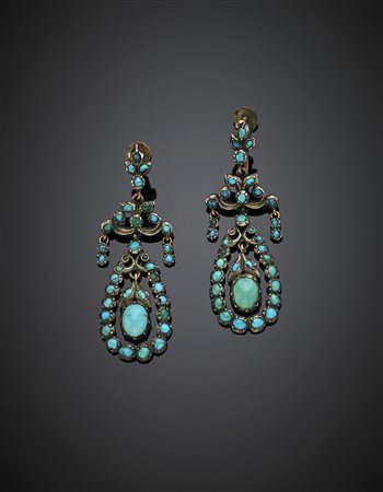 Orecchini pendenti, oro 333/1000, argento e turchesi rotondi e ovali...