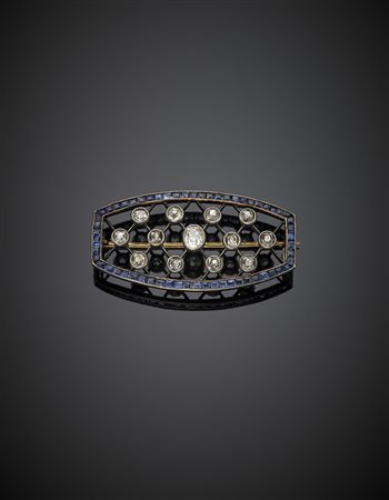 Spilla in oro giallo e argento con lavorazione a rete, diamanti rotondi e a...