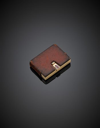 Snuff box in oro giallo e rosso 585/1000 rifinito con diamanti e rubini sulla...