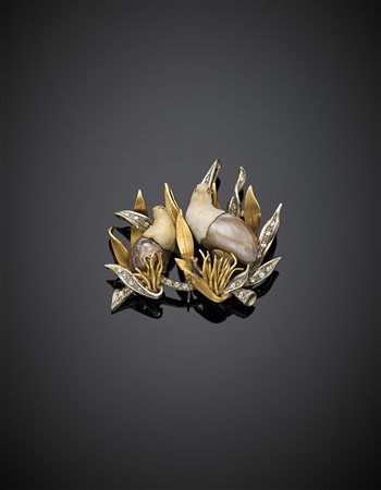 ANNY DI GENNAROBroche a nido in oro giallo e bianco con smalto e perle,...