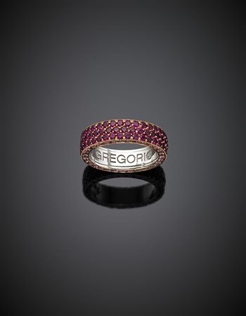 *DI GREGORIOAnello a fascia in oro rosa e bianco con tre file di rubini,...