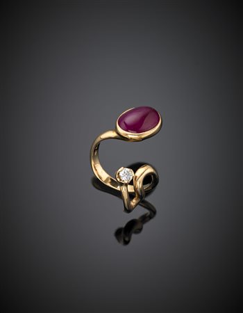 *DI GREGORIOAnello in oro rosa a serpente con un rubino ovale cabochon...