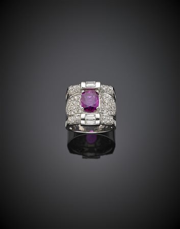 Anello a fascia in oro bianco con diamanti rotondi e a baguette per...