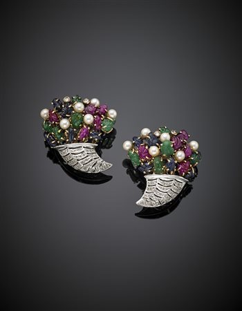 Orecchini in oro bianco e giallo a forma di cornucopie con smeraldi rubini e...