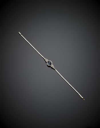 Bracciale in oro giallo e platino con diamanti a rifinire uno zaffiro...