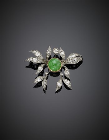 Broche floreale in oro e argento con diamanti old mine ed al centro un...