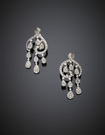 Orecchini pendenti in oro bianco e pavé di diamanti rotondi per complessivi...