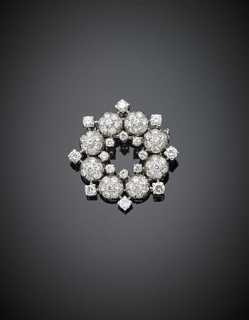 Spilla in oro bianco e diamanti a fiore per complessivi ct. 1,90 circa, g...