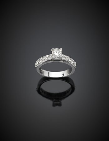 Anello in oro bianco con diamante rotondo di ct. 0,40 circa e diamanti...