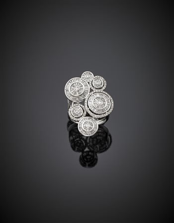 Anello in oro bianco a cerchi con diamanti rotondi e tapered, g 5,59 misura...