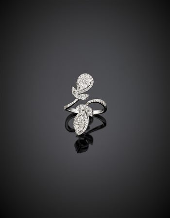 Anello in oro bianco e diamanti rotondi a formare due boccioli a contrarié, g...