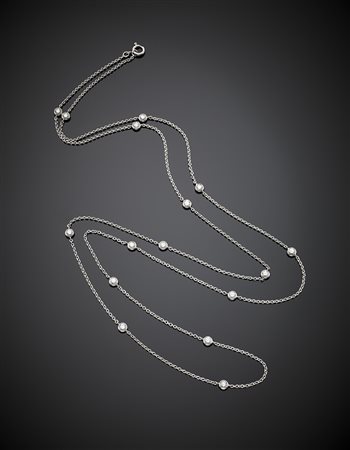 Catena lunga in oro bianco con sedici diamanti rotondi per complessivi ct....