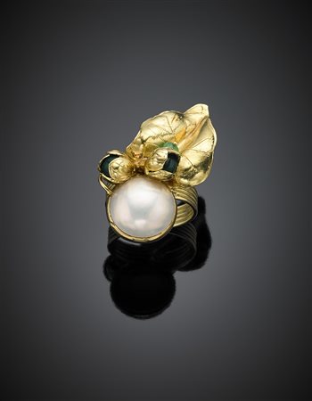 Anello in oro giallo con perla mabè, paste vitree verdi e piccolo smeraldo, g...