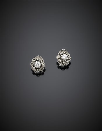 Orecchini a lobo in oro bianco rifiniti con diamanti di cui due centrali di...