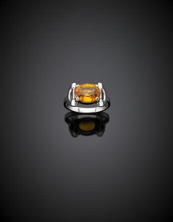 Anello in oro bianco con uno zaffiro ovale giallo, g 4,50 misura...