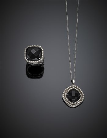 Demi-parure composta da anello con pendente e catenina tutto in oro bianco,...