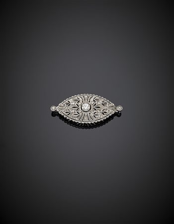 Spilla a losanga in oro bianco con diamanti, il centrale di ct. 0,25 circa, g...