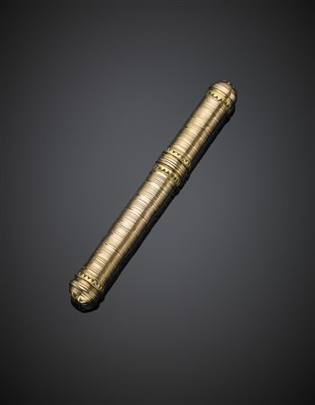 Necessaire cilindrico per filo e cucito in oro giallo rosso e verde in parte...