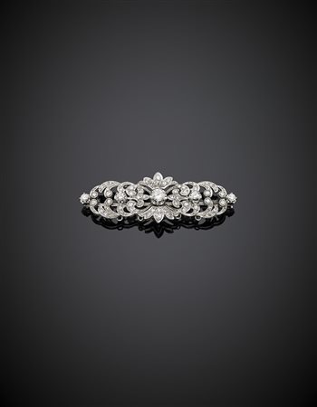 Spilla in oro bianco con diamanti a fiori e volute, il diamante centrale di...
